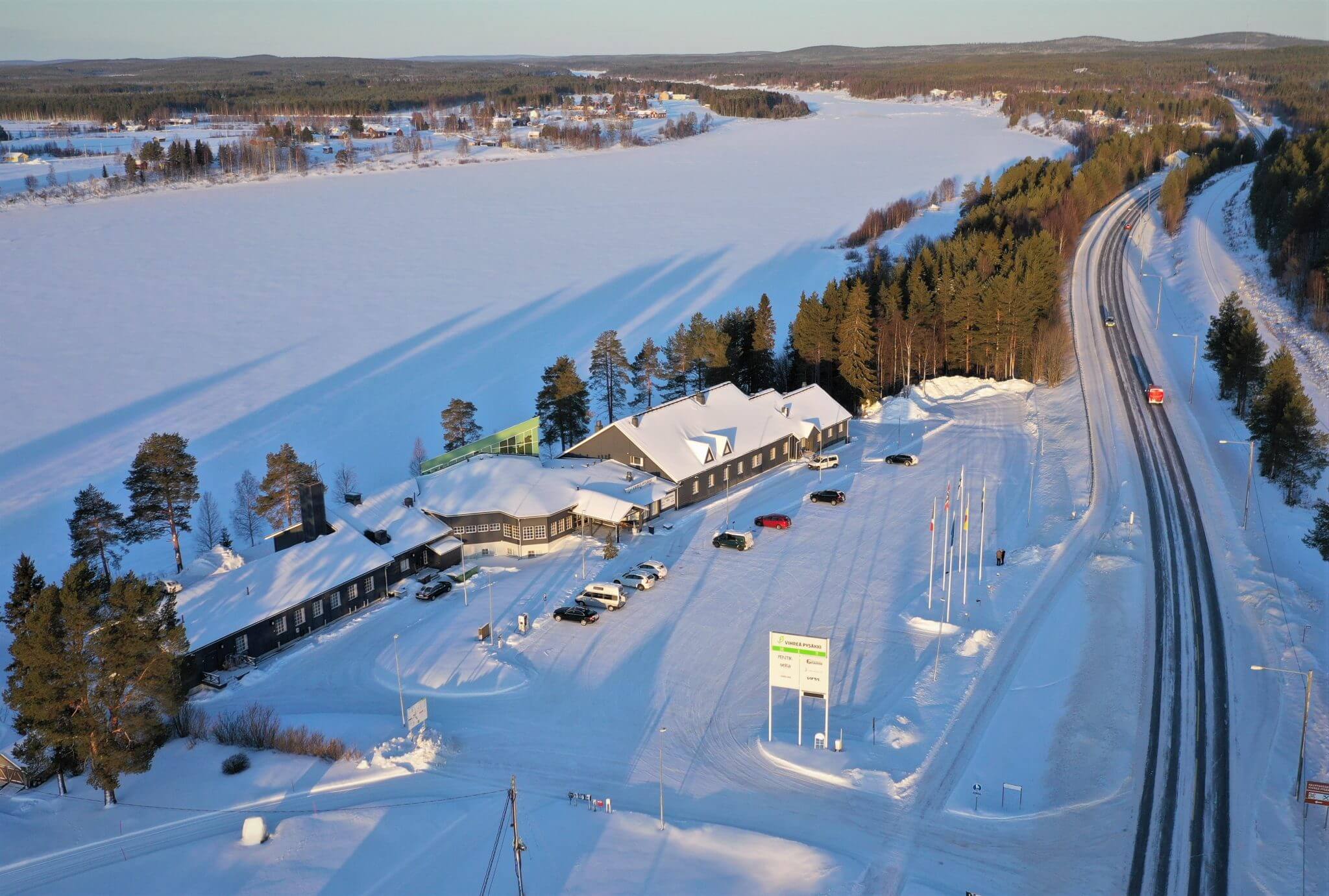 Talvella otettu ilmakuva kauppakeskus Vihreästä Pysäkistä.